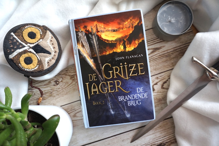 De Brandende Brug (De Grijze Jager #2) – John Flanagan - Zon en Maan